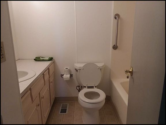  Full bathroom main floor. 