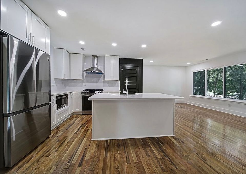 2nd image of 3908 Colebrook Rd