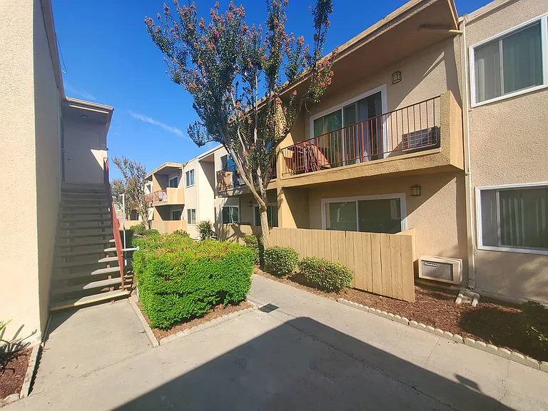 Shady Terrace — Photo 32