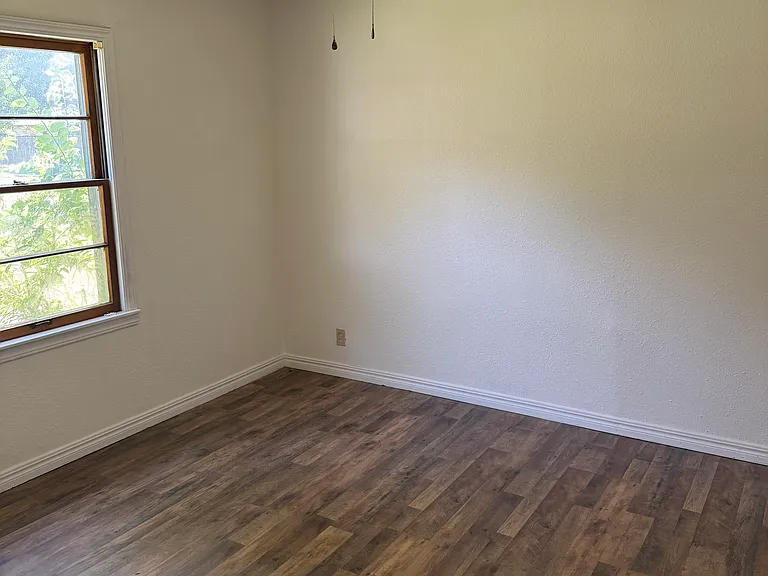 408 W Henderson St — Photo 8