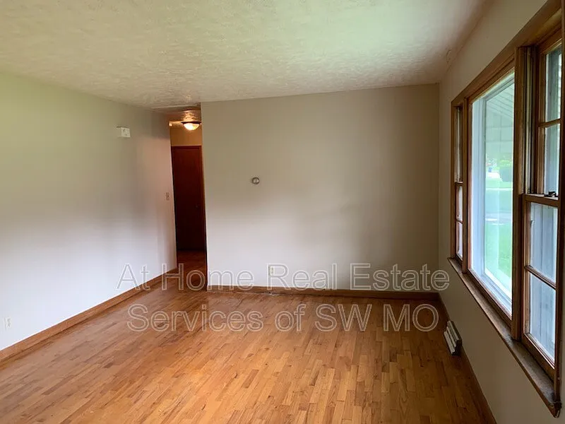 3 bed, 1.5 bath, 1562 sqft, $1,130 — Photo 2