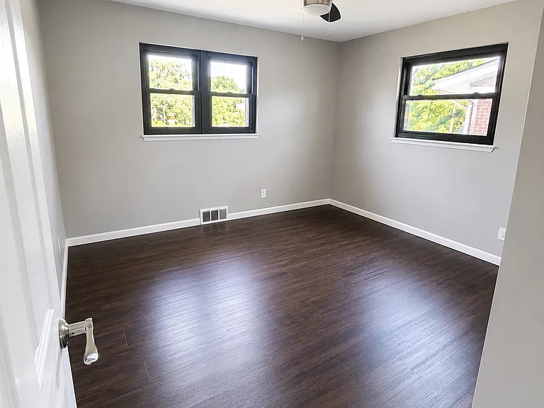 9843 Briarstone Dr — Photo 16