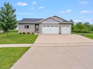 2718 Green Creek Rd, Cedar Falls, IA 50613