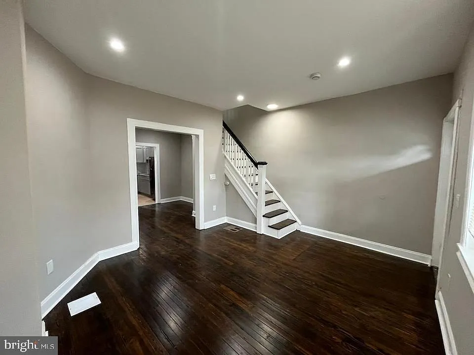 3 bed, 1.0 bath, 990 sqft, $1,650 — Photo 2