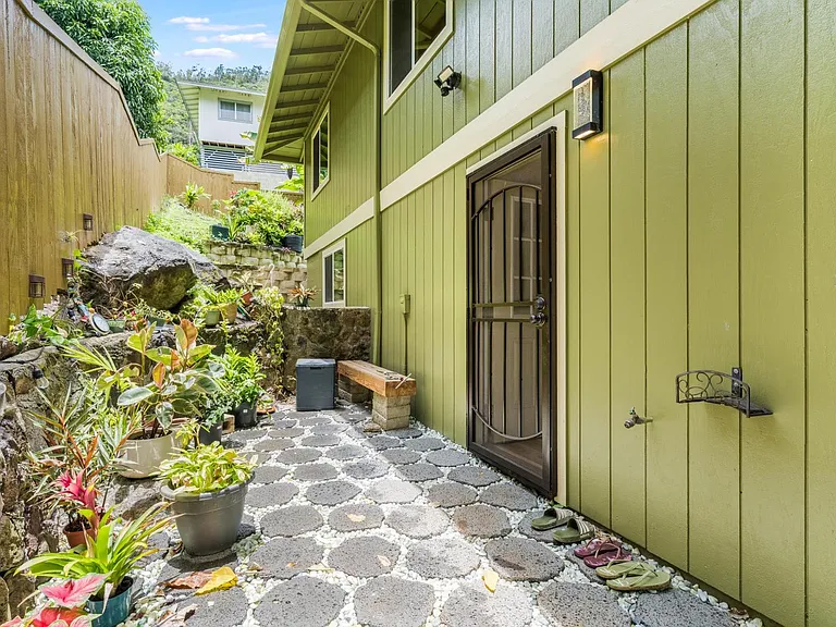 Charming garden patio off dining area_great for outdoor dining and relaxing.
