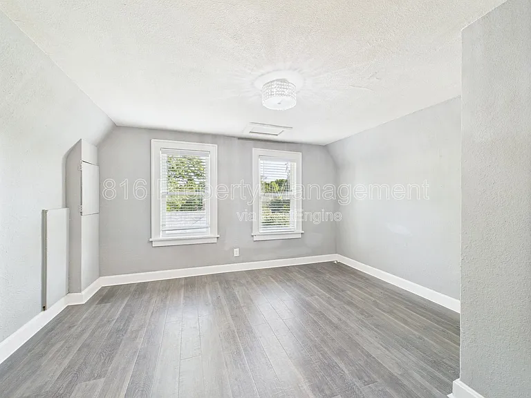701 W Kansas St #B — Photo 11