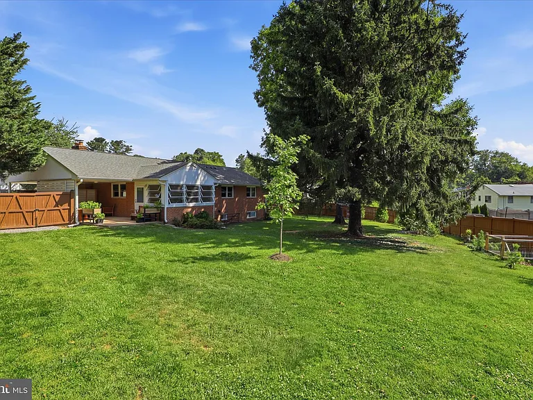 10703 Almond St — Photo 26