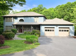 5 Dennis Dr, Highland Mills, NY 10930