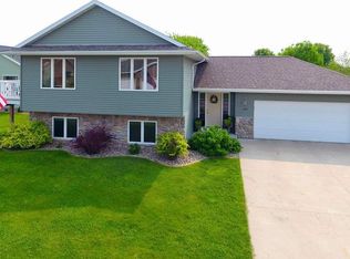 1935 Rock Ridge Ln, Saint Peter, MN 56082