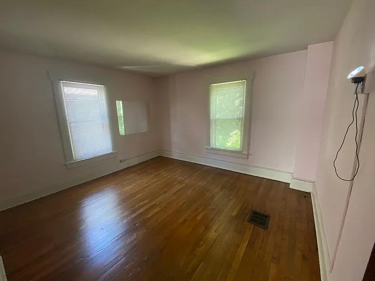 2580 Glenmawr Ave — Photo 16