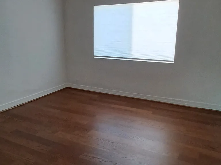 214 E Stocker St — Photo 13