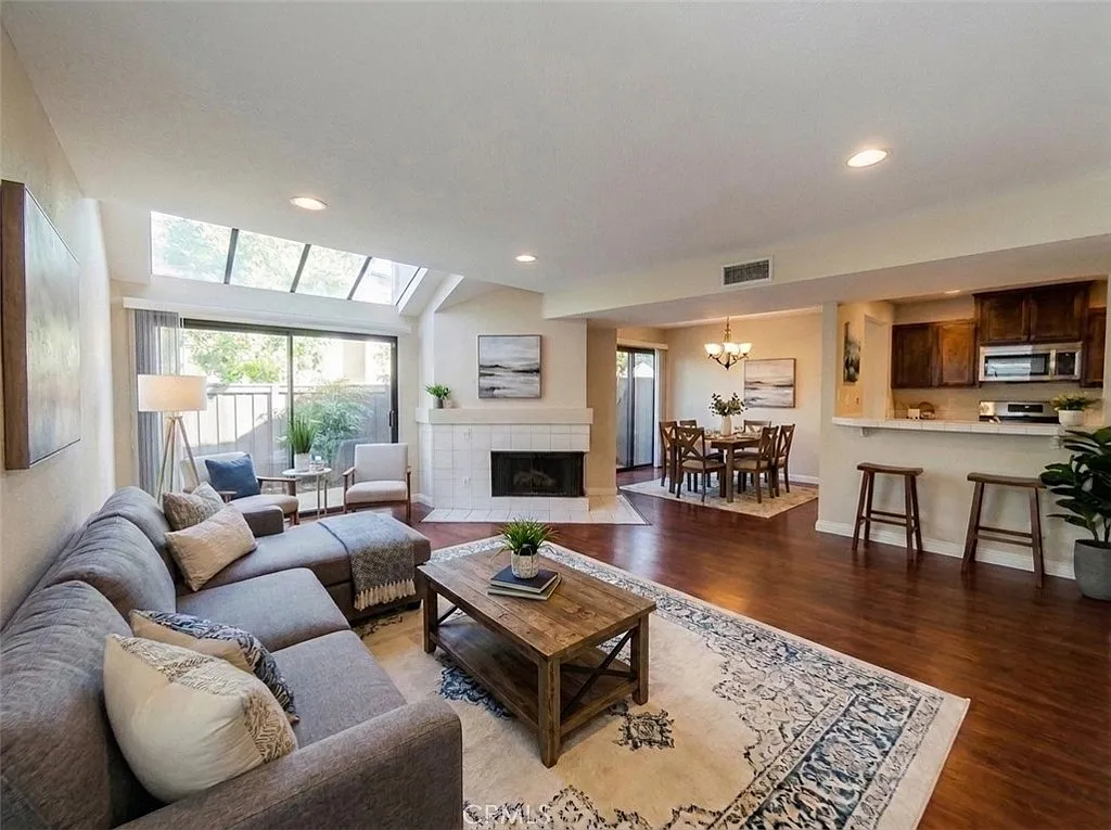 2 bed, 2.5 bath, 1164 sqft, $2,895 — Photo 2
