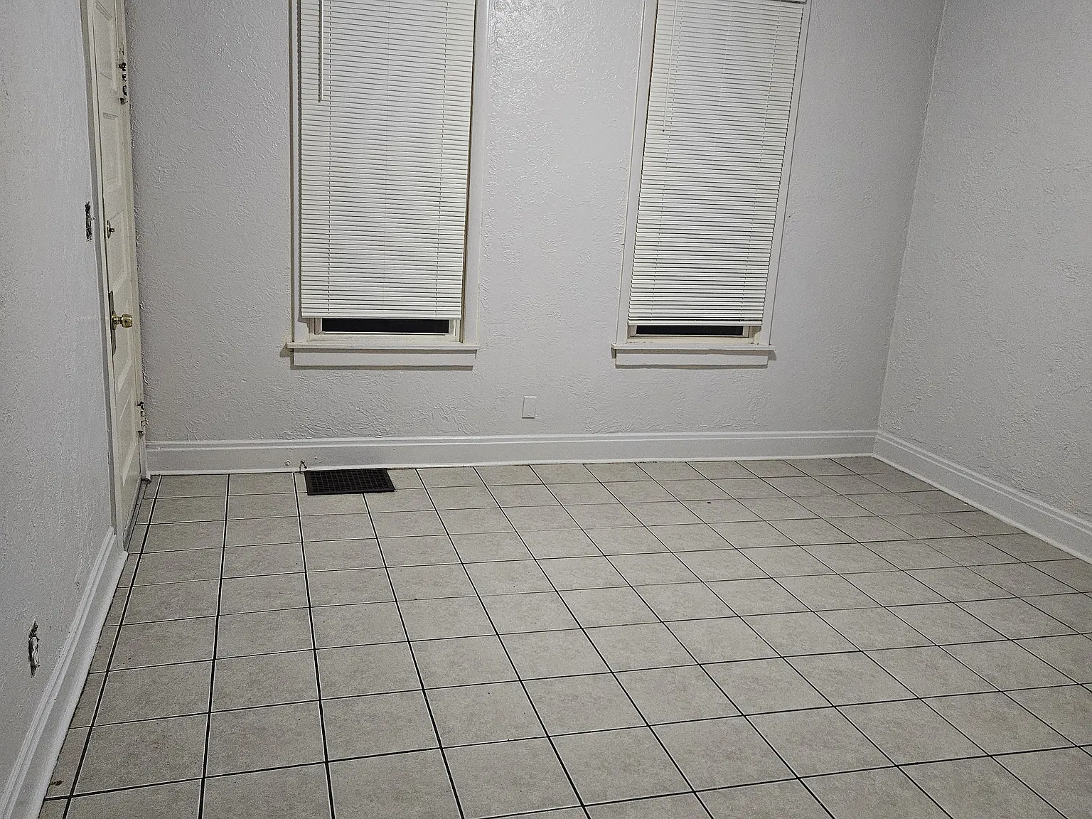 3 bed, 1100 sqft, $1,300 — Photo 3