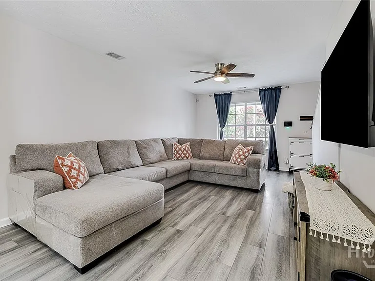 110 Embassy Ct — Photo 9