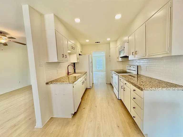 495 Yorktown Ln — Photo 6