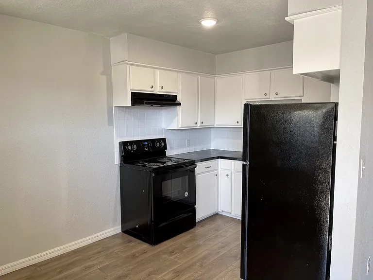 121 Julie Dr — Photo 2