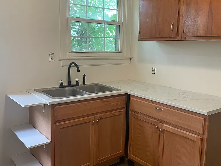 1012 W Clay St — Photo 3
