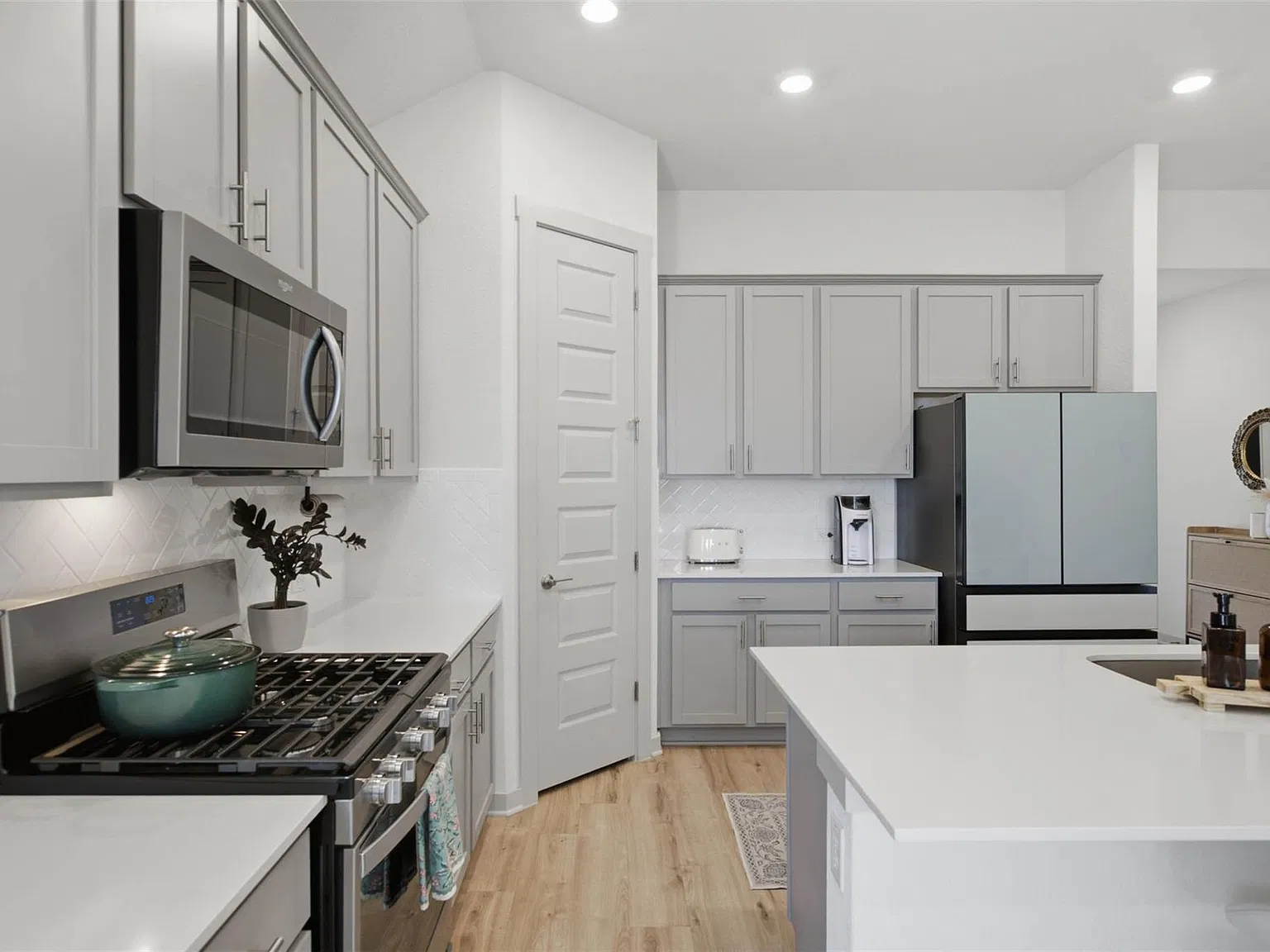 4 bed, 2.0 bath, 2178 sqft, $2,400 — Photo 3