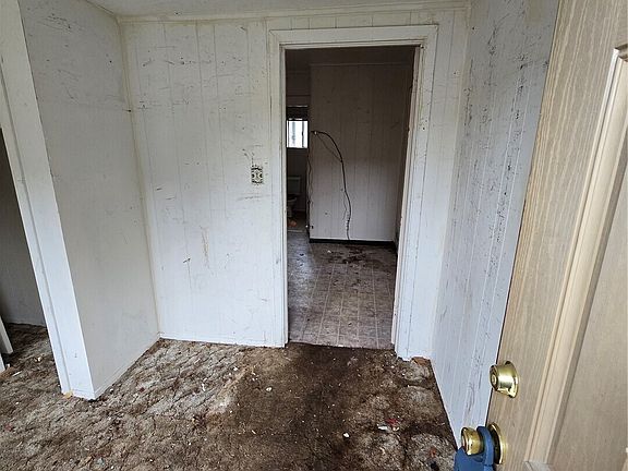 3rd image of 423 LONG Avenue