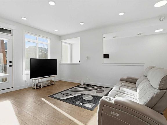 4th image of 10060 W 46th St NE #402