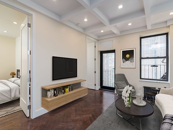 5th image of 921 Washington Ave #148