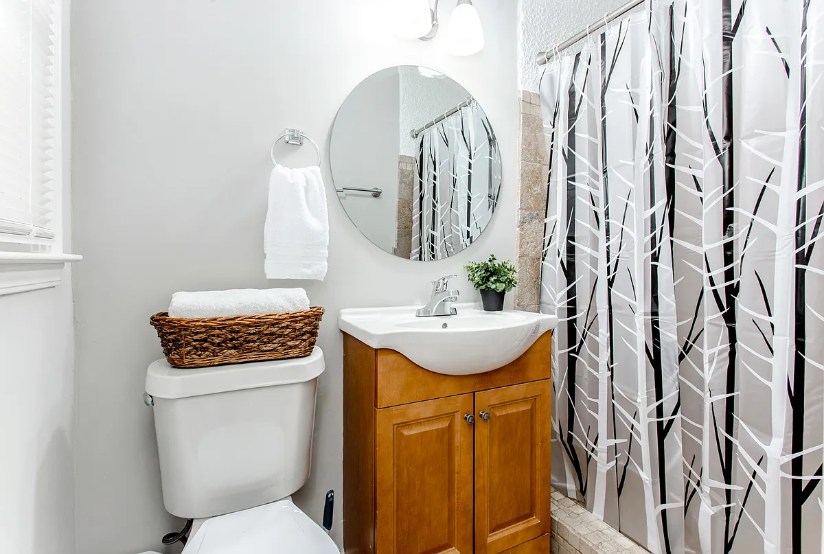 Room 1 private bath - Forest Dr