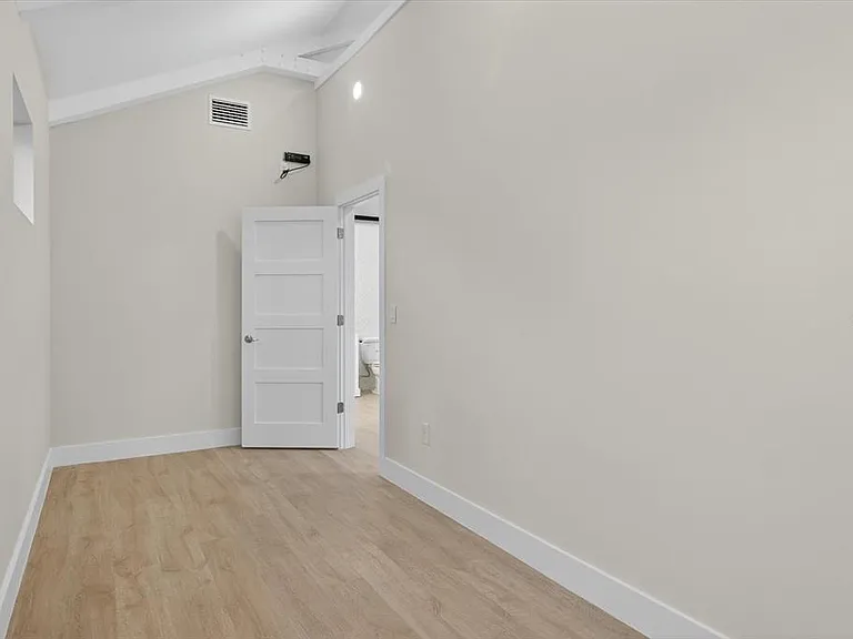 207 Athens St — Photo 47
