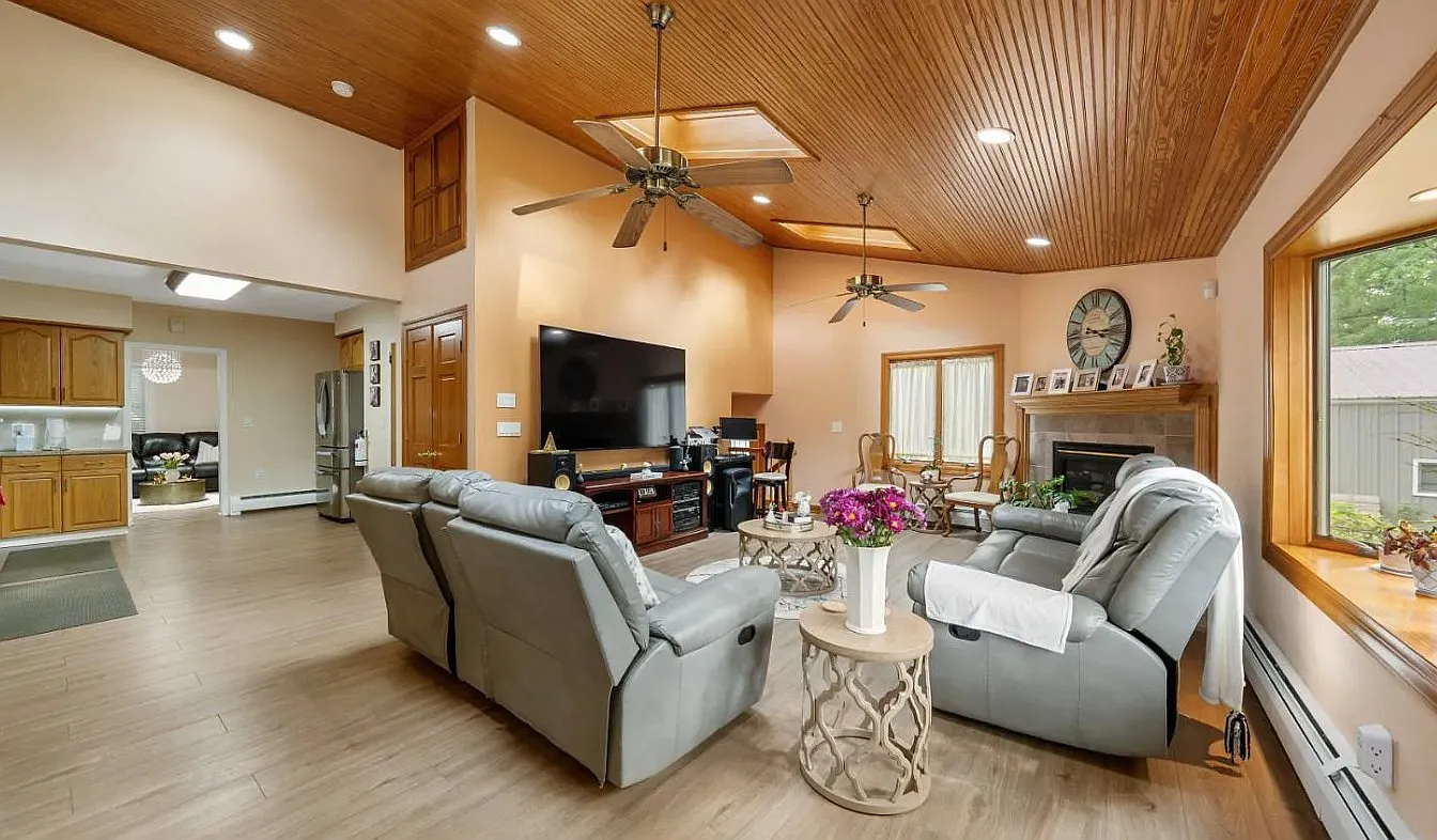 4 bed, 1700 sqft, $3,950 — Photo 1