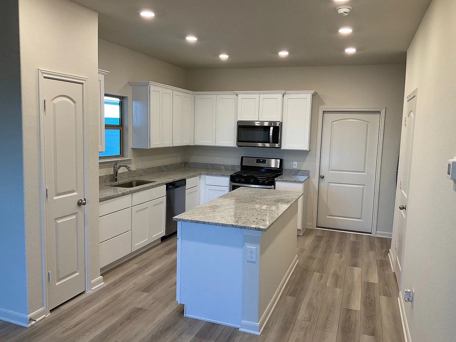 325 Stone Ct — Photo 2