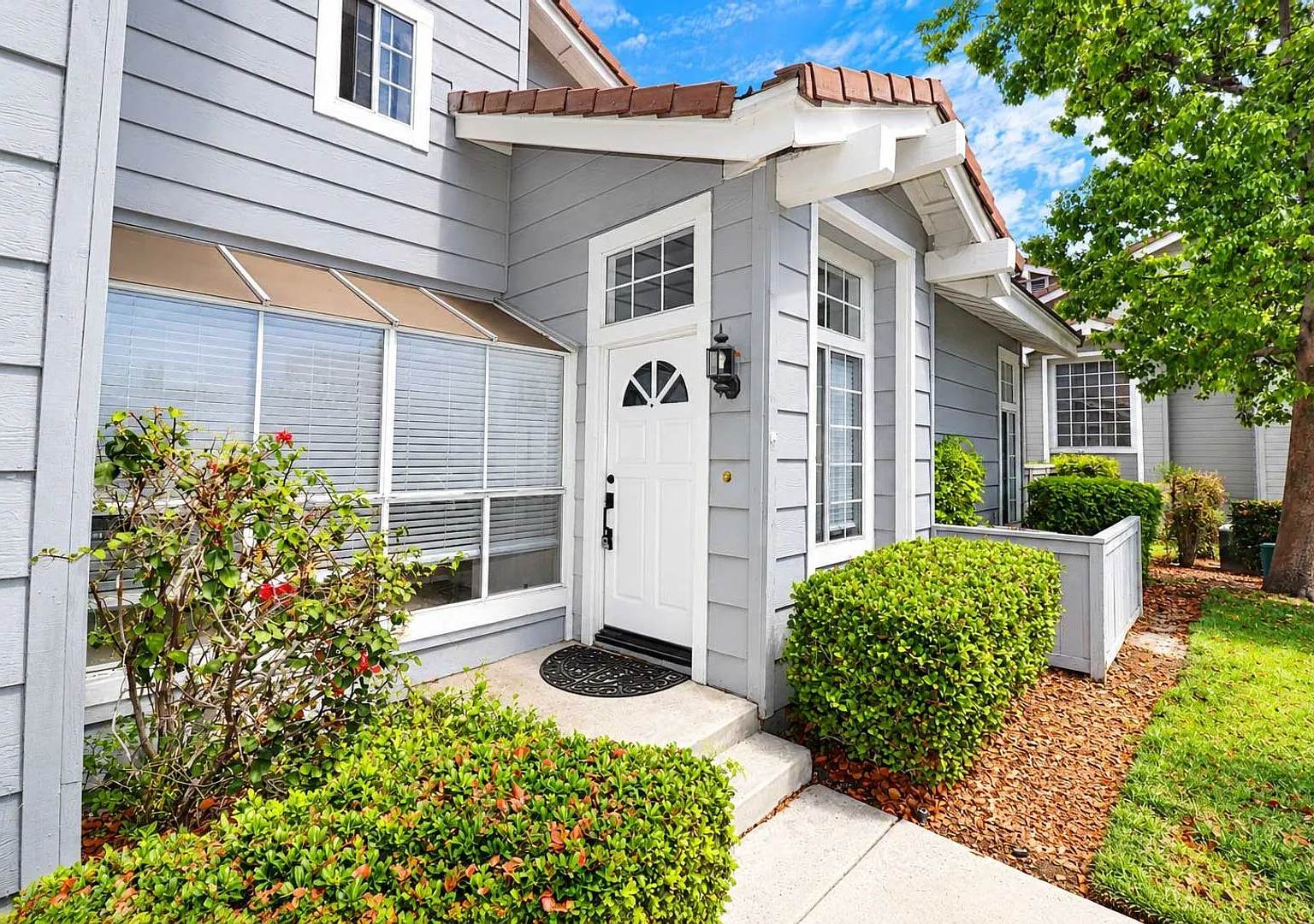 Spacious & Upgraded Tustin Ranch Townhome Private Patio & 2-Car Garage — Photo 2