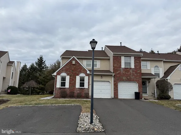 21 Pioneer Ct, Ewing, NJ 08628
