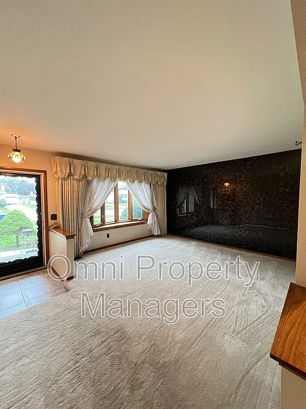 3 bed, 1.5 bath, 1285 sqft, $2,000 — Photo 3