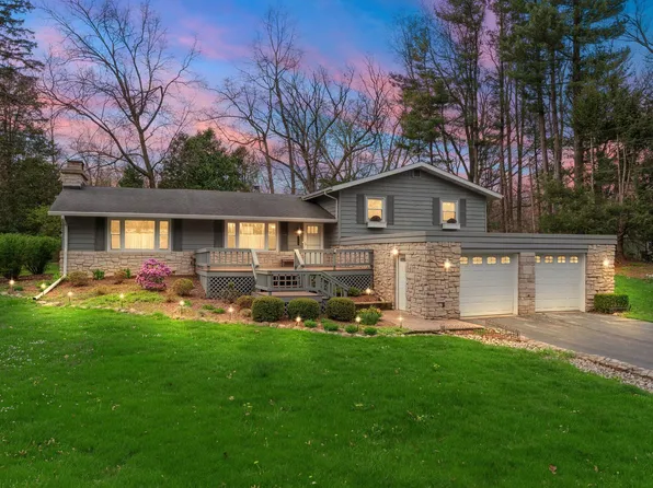 1854 Woodridge Cir, Valparaiso, IN 46383