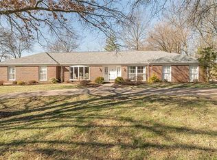 2 Woods Hill Dr, Chesterfield, MO 63017