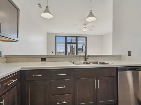 120 Twin Steeples Cir NE Unit 214, Dyersville, IA 52040