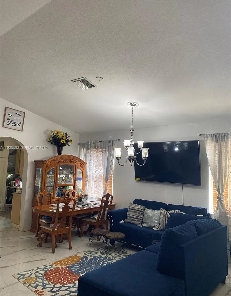 3 bed, 2.0 bath, 2147 sqft, $2,800 — Photo 2