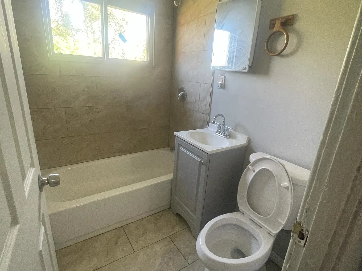 3 bed, 925 sqft, $1,400 — Photo 2