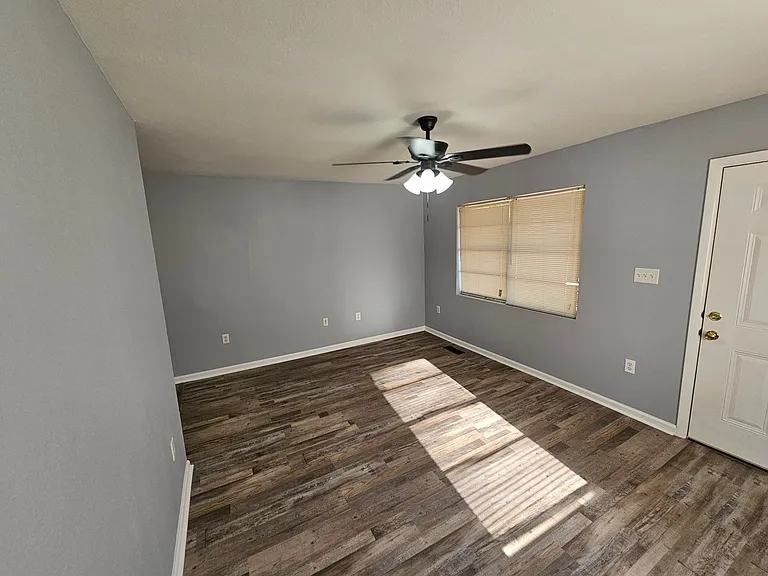 308 N Oak St — Photo 4