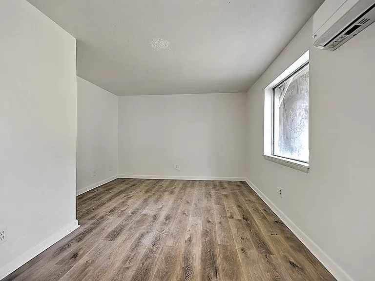 716 W G St — Photo 18