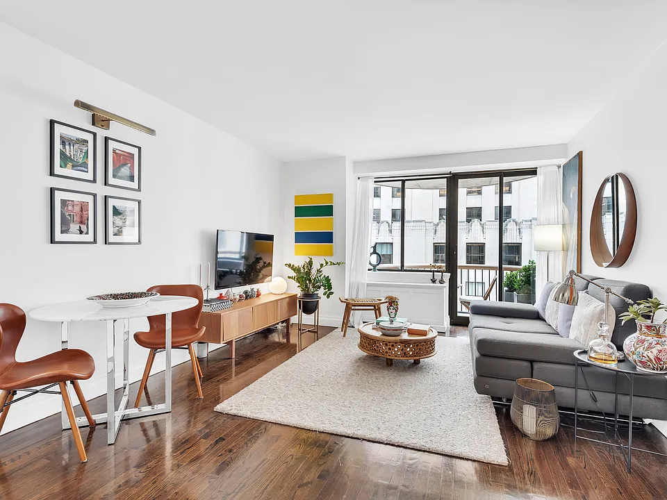 45 E 25th St #20C