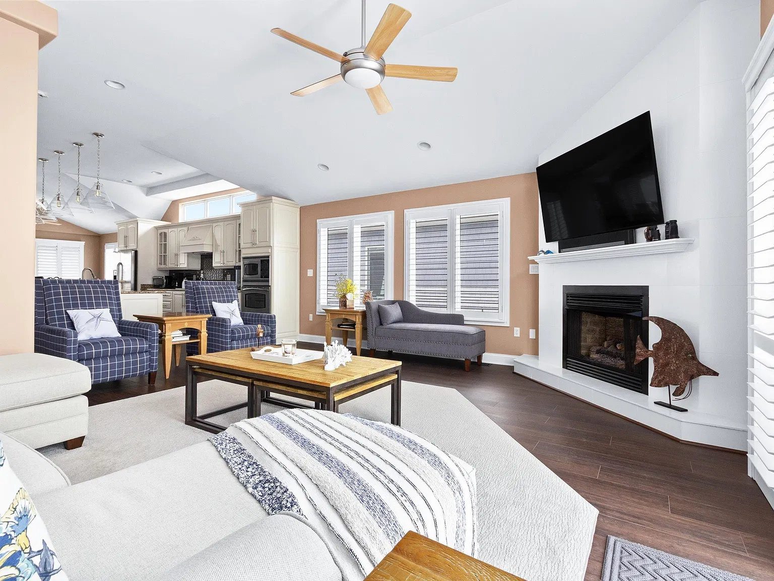 4 bed, 3.5 bath, $6,500 — Photo 1