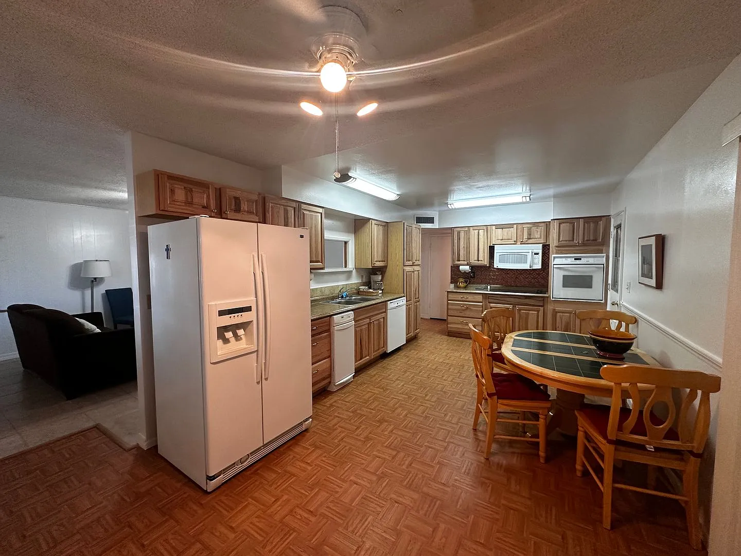 3 Bedroom 2 Bathroom Fully Furnished Home — Photo 3