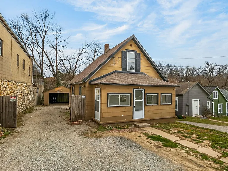 221 N Crysler Ave — Photo 1