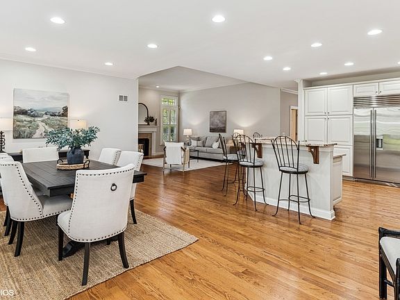5th image of 30 S Canterbury Ct