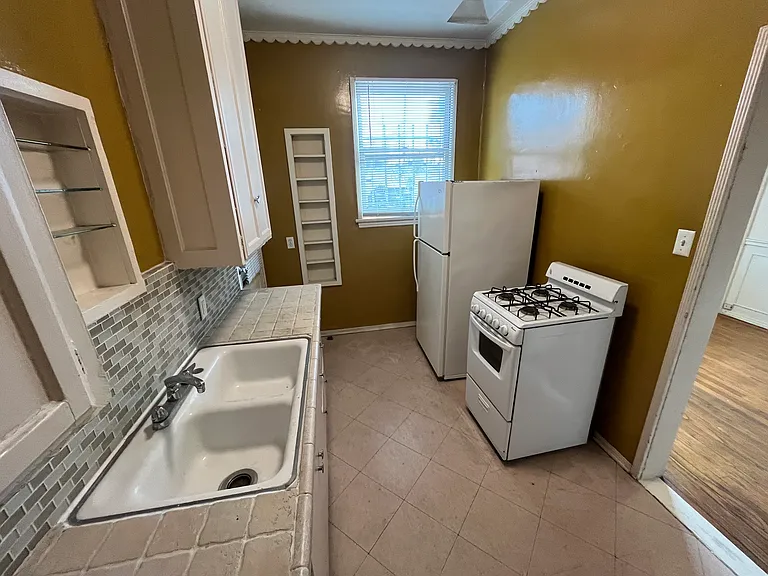 139 S Sweetzer Ave — Photo 11