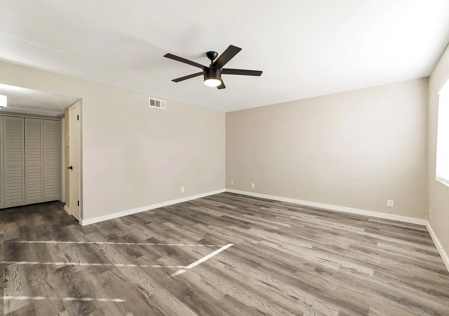 2725 E. Beck Lane — Photo 4
