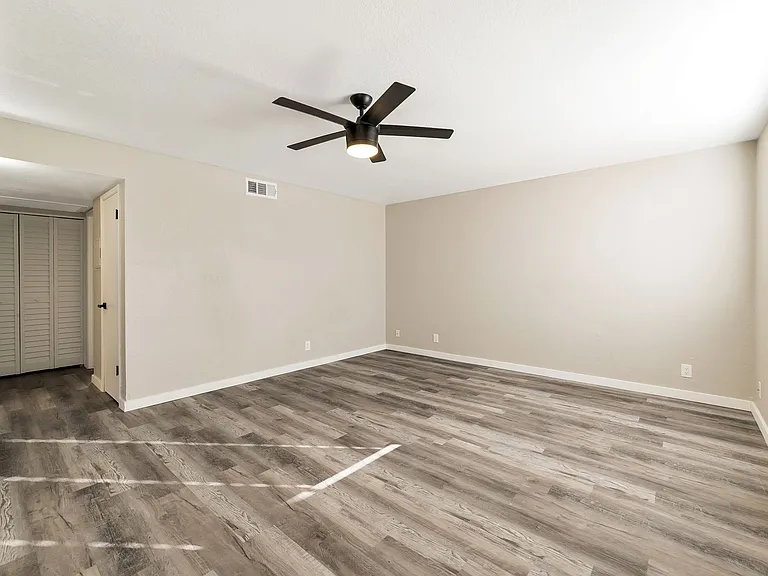 2726 E Beck Ln — Photo 21