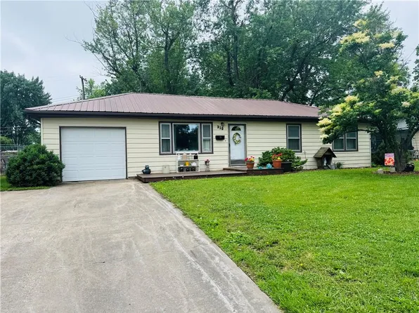 310 E Monroe Ave, Garnett, KS 66032