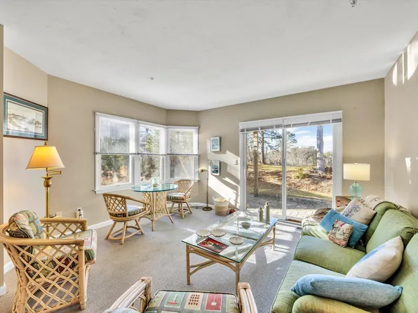 10 Oak Glen Village, Yarmouth Port, MA 02675