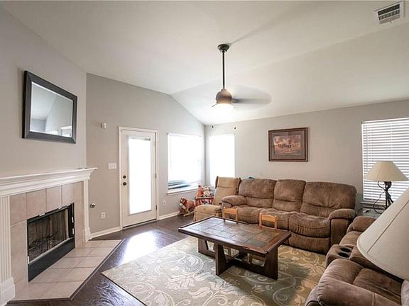 3rd image of 2204 Bakers Way